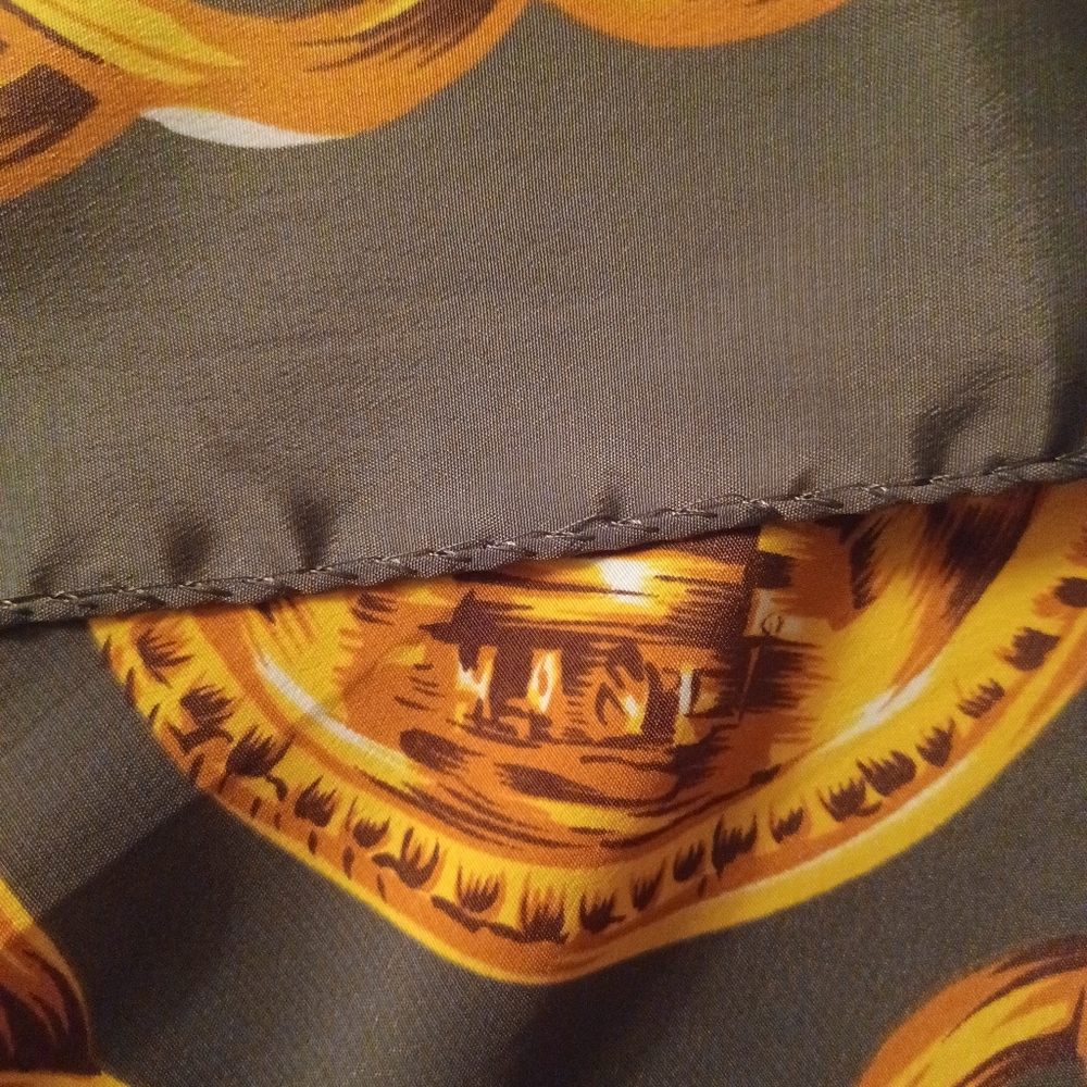 CHANEL Olive and Gold Chain Motif Scarf - Picture 7 of 8